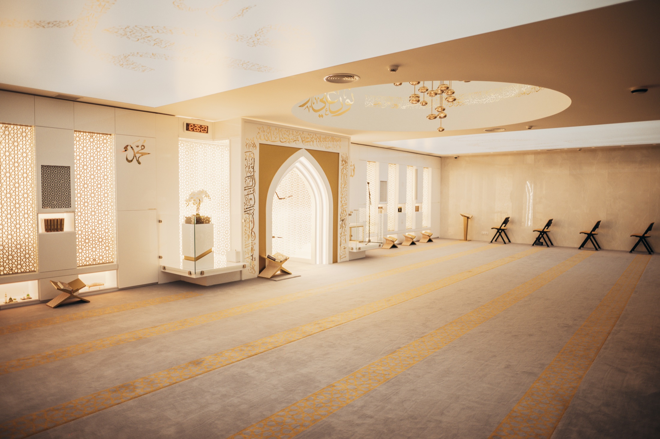 Sala de oração da Mesquita Abdurrahman Bin Auf